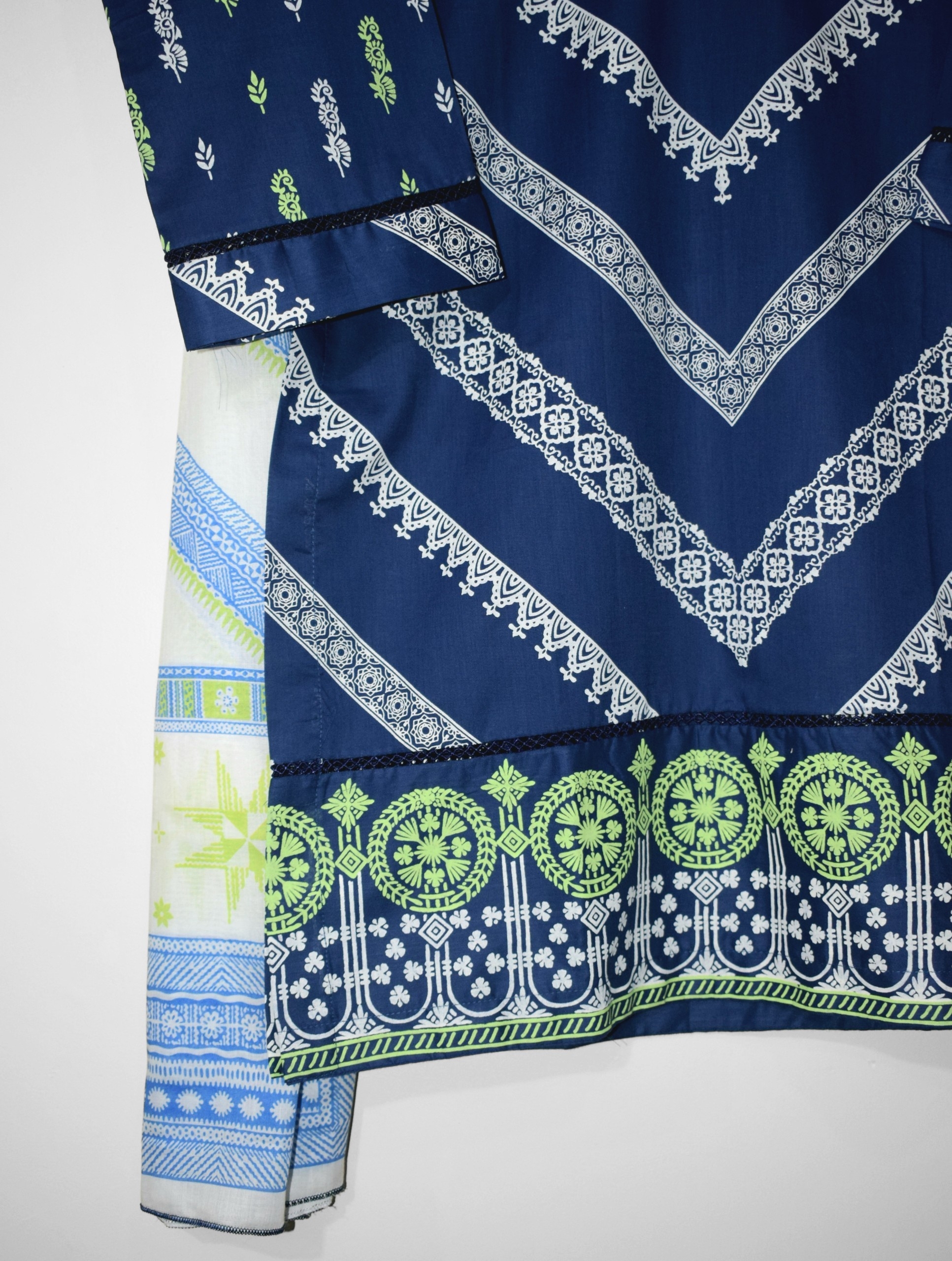 Neelzaar lawn shirt daman border print design