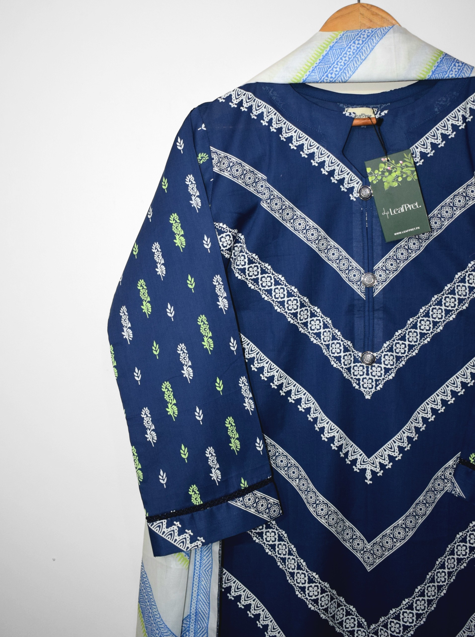 Neelzaar lawn suit printed sleeves design detail